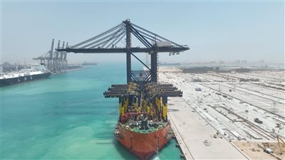 استقبال السفينة ZHEN HUA 36 بميناء السخنة ضمن تجهيزات محطة 
