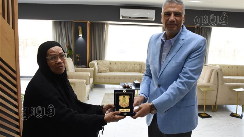 محافظ أسوان يكرم