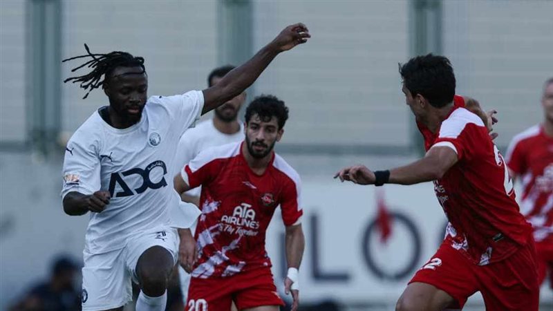 بيراميدز وتراكتور.