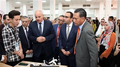 رئيس جامعة القناة ونائب محافظ الإسماعيلية يشهدان معرض الابتكارات الطلابية (صور) 