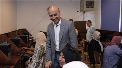  رئيس جامعة دمنهور يتابع طلاب الثانوية بمعامل التنسيق الإلكتروني (صور)