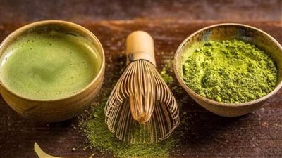 الماتشا تحمي من الشيخوخة وأمراض القلب، ولكن يجب تناولها بحذر 
