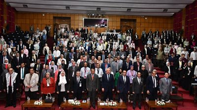 860 باحثا من 19 جامعة يتنافسون على 30 جائزة بمؤتمر الدراسات العليا بجامعة القناة (صور)