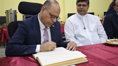 وزير العمل يسلم 350 شهادة لخريجي الدورات التدريبية المجانية على 23 مهنة