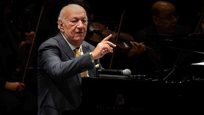 متى يغادر الفنان عمر خيرت المستشفى؟ مديرة أعماله تجيب (فيديو)