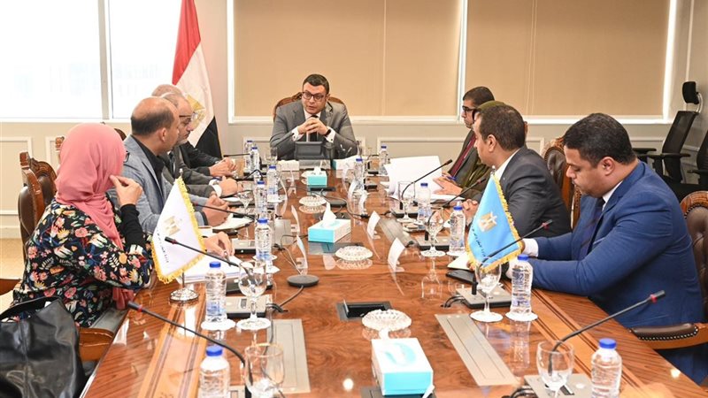 وزير الإسكان يتابع