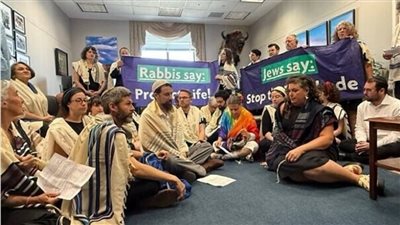 لتنديدهم بحصار غزة، اعتقال عشرات الحاخامات اليهود في أمريكا