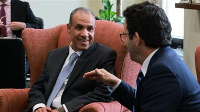 عبد العاطي يبحث مع زعيم الأقلية بالشيوخ الأمريكي تعزيز التعاون الاقتصادي والتجاري والاستثماري بين القاهرة وواشنطن