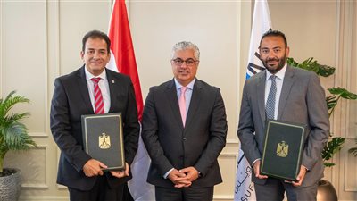 رئيس اقتصادية قناة السويس يشهد توقيع عقد مشروع شركة 