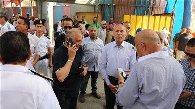 محافظ القاهرة يشرف على إخلاء محيط حديقة الأزبكية من الباعة 