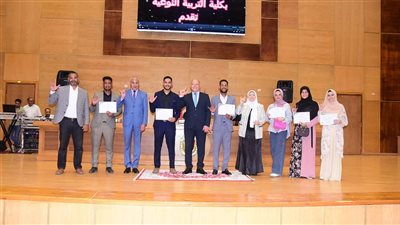 رئيس جامعة سوهاج يشهد حفل تخريج 643 طالبا بالدفعة الثانية لكلية التربية النوعية 