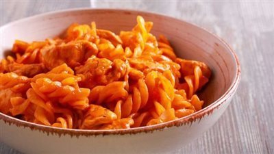 طريقة عمل المكرونة بالصلصة لغداء خفيف في الصيف 