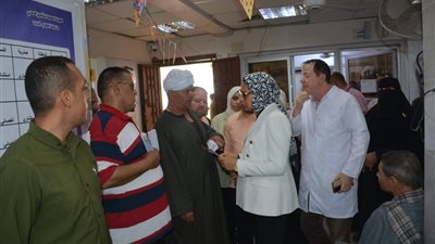 نائب محافظ الوادي الجديد تطمئن على سير العمل بالتأمين الصحي بالخارجة