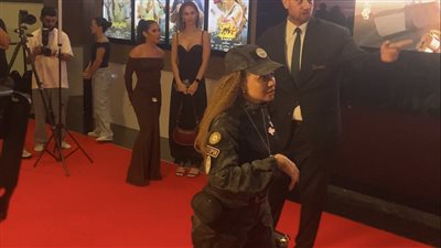 فتاة تثير الجدل على ريد كاربت روكي الغلابة، والشناوي أبرز الحضور (فيديو)