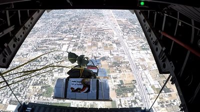 تنفيذًا لتوجيهات الرئيس السيسي، مصر تسقط أطنانًا من المساعدات جوًا على قطاع غزة (صور) 