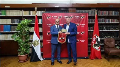 الخطيب يستقبل السفير التونسي ويهديه درع وقميص الأهلي