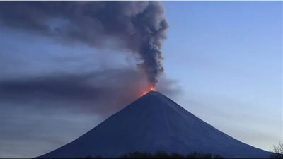 بعد الزلزال العنيف، ثوران بركان مرعب في شبه جزيرة كامتشاتكا الروسية (فيديو)