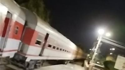 اللقطات الأولى لخروج قطار عن القضبان واصطدامه برصيف محطة السنطة في الغربية (فيديو)