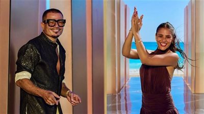 قميص بترتر ونظارة سوداء، سعر خيالي لإطلالة عمرو دياب في كليب خطفوني (فيديو وصور)