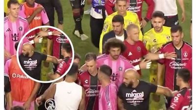 ميسي يصفع لاعب أطلس المكسيكي وحارسه يبعد اللاعبين بطريقة عنيفة (فيديو)