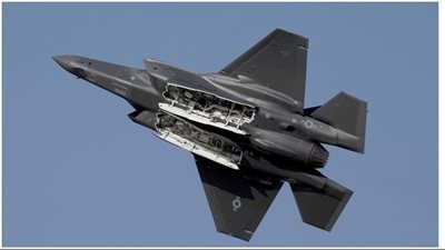 لحظة تحطم مقاتلة أمريكية من طراز 