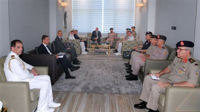 الفريق أول عبد المجيد صقر يلتقي وزير الدفاع الإيطالي