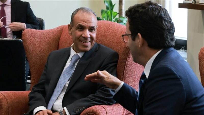 وزير الخارجية مع