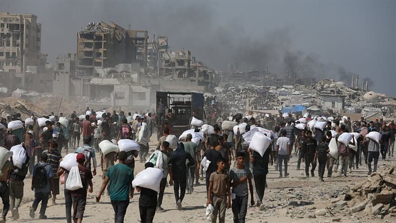 فلسطينيون يبحثون