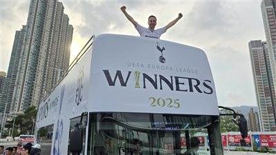 احتفالا بالدوري الأوروبي، مسيرة لمشجعي توتنهام في هونج كونج قبل مواجهة آرسنال (فيديو)