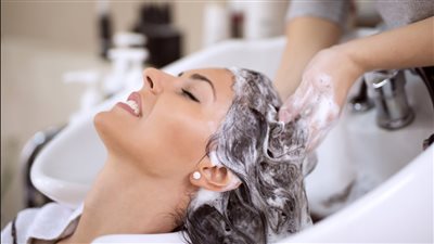 طريقة عمل شامبو طبيعي واقتصادي لتغذية الشعر ونعومته 