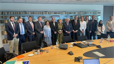 عاشور يزور مقر 