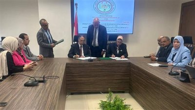 نقل الكهرباء توقع عقدا لربط محطات القطار السريع بالشبكة القومية 