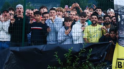 جماهير النصر السعودي بالنمسا تتسلل للفندق لرؤية كريستيانو رونالدو 