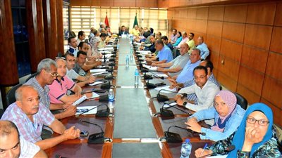 سكرتير عام الدقهلية يناقش موقف طلبات تخصيص الأراضي