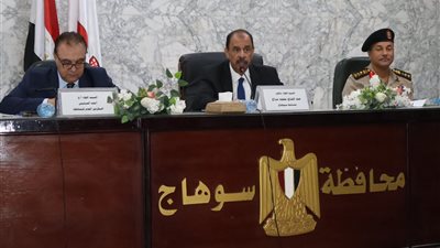 محافظ سوهاج يبحث استعدادات انتخابات الشيوخ ويتابع تنفيذ مشروعات 