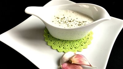 طريقة عمل الثومية السوري ألذ وأسرع سلطة زي الجاهزة