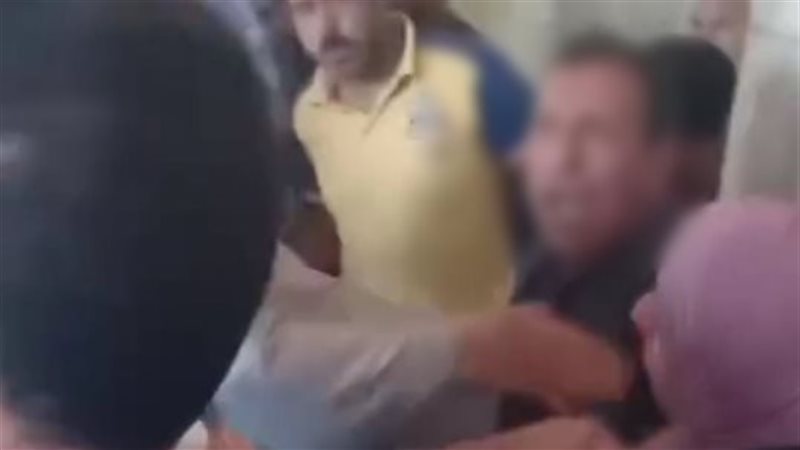 زوج يطعن زوجته بالمحكمة،