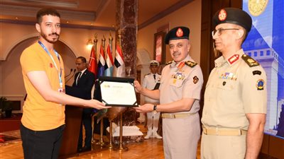 الفريق أحمد خليفة يشهد فعاليات اليوم العلمى للكلية الفنية العسكرية (فيديو)