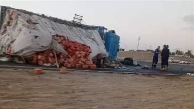 إزالة آثار انقلاب شاحنة محملة بـ 10 أطنان زيت على الطريق الغربي بالفيوم 