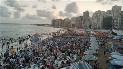 شواطئ الإسكندرية كاملة العدد فى العطلة الأسبوعية