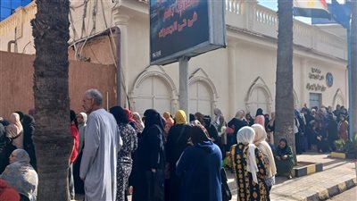 محافظ الإسكندرية يوجه بتوزيع المواد الغذائية على الأسر الأولى بالرعاية بحي الجمرك