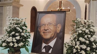 أسرة الفنان لطفي لبيب تتلقى واجب العزاء داخل الكنيسة الإنجيلية بالإسكندرية (صور)