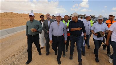 وزير النقل يجري جولة تفقدية للخط الأول من شبكة القطار الكهربائي السريع 