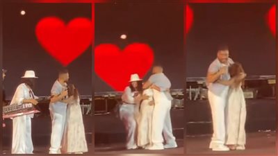 كلبشت فيه ومش عايزة تسيبه، معجبة تقتحم المسرح وتحتضن تامر حسني وعازفة تتدخل لإبعادها (فيديو) 