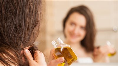 حمام زيت طبيعي للعناية الأسبوعية بالشعر