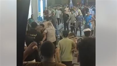 قفلوا الشارع وأصابوا 13 شخصا، لحظة مشاجرة عمال كافتريات على الزبائن في سوهاج (فيديو)