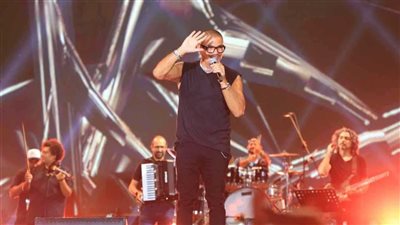 الهضبة يوجه رسالة خاصة إلى عمرو مصطفى في حفله بالعلمين ومحمد لطفي يقتحم المسرح (فيديو)