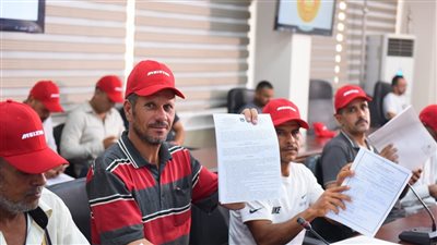 جبران يسلم عقود عمل جديدة لشباب اجتازوا اختبارات شركة مقاولات بالبوسنة والهرسك