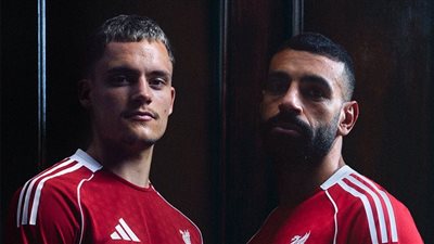 بحضور محمد صلاح، ليفربول يعلن عن قمصان الموسم الجديد (صور)