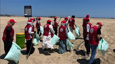 20 صورة ترصد تجميع نصف طن مخلفات بلاستيكية من شاطئ جمصة (صور) 